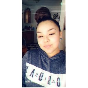 Meet your Posher, Dennise